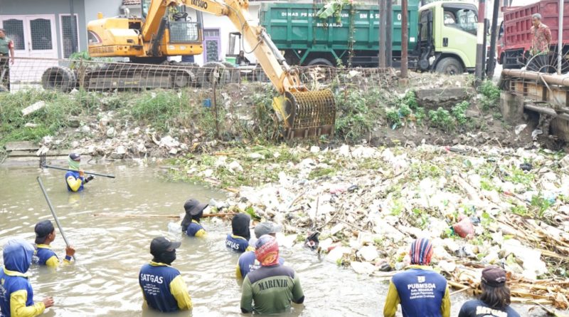 Pemkab Sidoarjo Rutin Bersihkan Sungai Kanal Porong