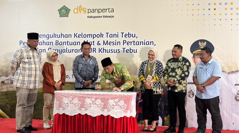 Bupati Sidoarjo Kukuhkan Kelompok Tani, Serahkan Bantuan Alsintan dan Salurkan Kredit Usaha Rakyat