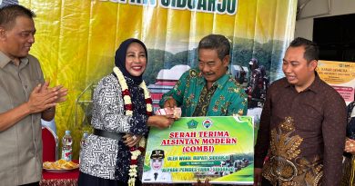 Wabup Sidoarjo Serahkan Bantuan Alsintan kepada Petani Desa Tarik