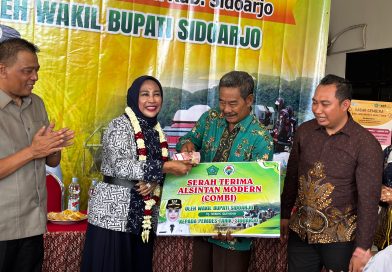 Wabup Sidoarjo Serahkan Bantuan Alsintan kepada Petani Desa Tarik