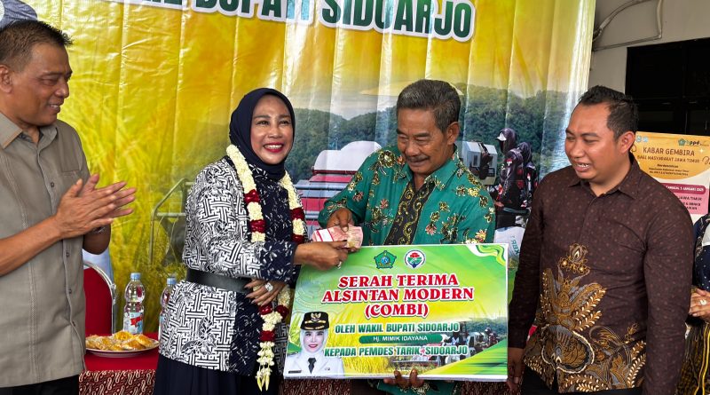 Wabup Sidoarjo Serahkan Bantuan Alsintan kepada Petani Desa Tarik