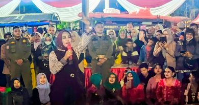 Makan Gratis Bareng Mimik Idayana di Alun – Alun Sidoarjo