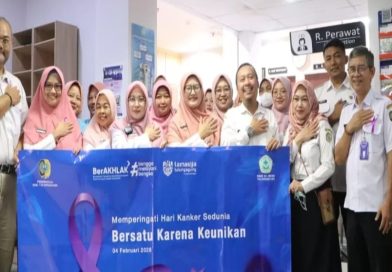 Peringati Hari Kanker Sedunia RSUD dr.Iskak Tulungagung Bagi Bagi Bingkisan dan Bunga