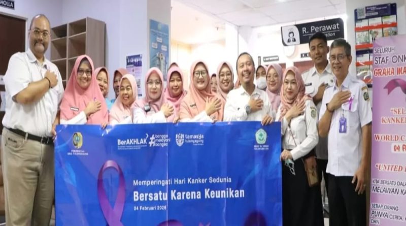 Peringati Hari Kanker Sedunia RSUD dr.Iskak Tulungagung Bagi Bagi Bingkisan dan Bunga