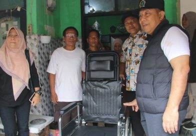 Bupati Subandi Serahkan Kursi Roda dan Pastikan Jaminan Kesehatan