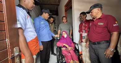 Bupati Subandi Serahkan Bantuan Kursi Roda dan Renovasi RTLH di Krian