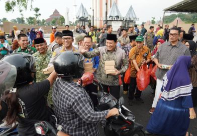 Forkopimda dan ASN Sidoarjo bagikan 75.000 Paket Takjil