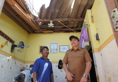 Bupati Pastikan Perbaikan Rumah Korban Angin Puting Beliung di Kecamatan Sedati Bupati Pastikan Perbaikan Rumah Korban Angin Puting Beliung di Kecamatan Sedati