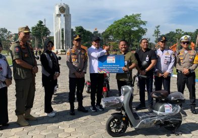 Bupati Subandi Apresiasi Bantuan 3 Unit Sepeda Listrik dari CSR untuk Satpol PP