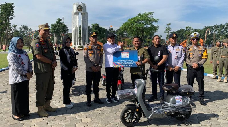 Bupati Subandi Apresiasi Bantuan 3 Unit Sepeda Listrik dari CSR untuk Satpol PP