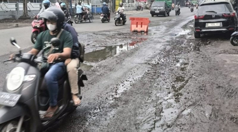 Komisi C DPRD Sidoarjo Minta Pemkab Segera Atasi Ruas Jalan Yang Rusak Akibat Genangan Air Yang Ada di Jalan Pasar Larangan dan Lingkar Timur