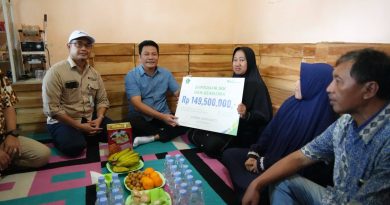 Bupati Sidoarjo Serahkan Santunan Untuk Keluarga Driver Ojol Korban Kecelakaan