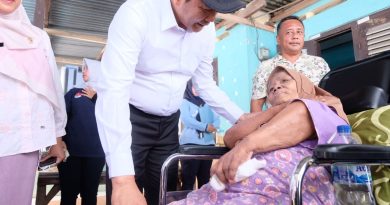 Bupati Subandi Sidak RTLH Serta Salurkan Bantuan Kursi Roda Bagi Warga Tarik Sidoarjo
