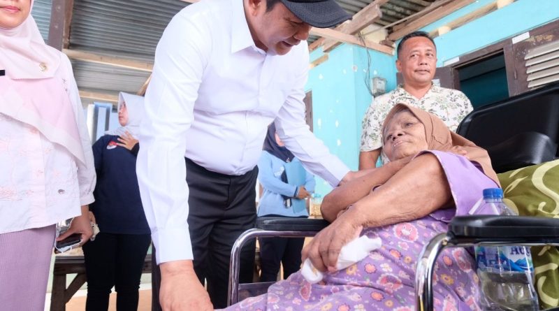 Bupati Subandi Sidak RTLH Serta Salurkan Bantuan Kursi Roda Bagi Warga Tarik Sidoarjo