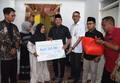 Bupati Subandi Serahkan Bantuan Ke keluarga Korban Kecelakaan dan Keluarga Kades Buncitan, Sidoarjo