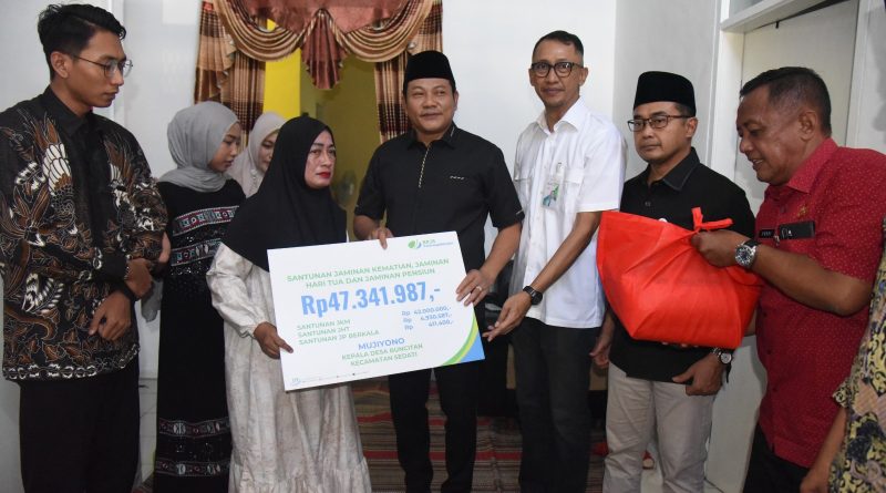 Bupati Subandi Serahkan Bantuan Ke keluarga Korban Kecelakaan dan Keluarga Kades Buncitan, Sidoarjo