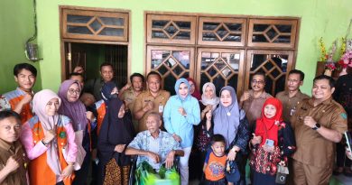 Wakil Bupati Sidoarjo Turun Langsung Serahkan Bantuan Kursi Roda, Pastikan Bantuan Tepat Sasaran