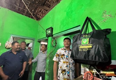 Bupati Sidoarjo Subandi Sidak RTLH dan Serahkan Bantuan Kursi Roda Untuk Warga Wonoayu