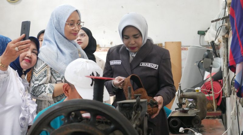 Wabup Sidoarjo Kunjungi Galeri UMKM Givari Shoes, Dorong Produk UMKMNaik Kelas