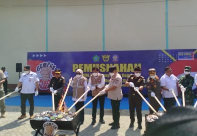 Wabup Mimik Hadiri Pemusnahan 9 Juta Batang Rokok Ilegal di SIHT Porong