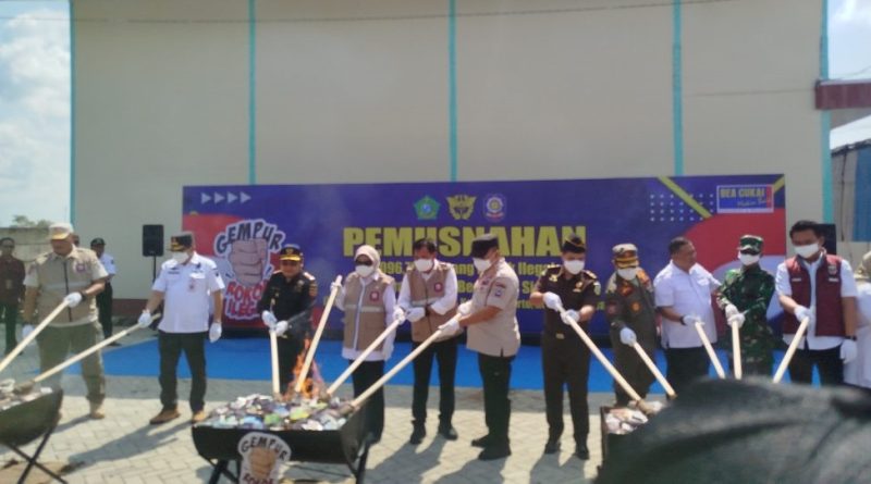 Wabup Mimik Hadiri Pemusnahan 9 Juta Batang Rokok Ilegal di SIHT Porong