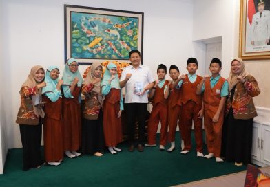 Bawa Buku “Suara dari Masa Depan”, Alumni MI NU KH Mukmin Titip Harapan ke Bupati Subandi
