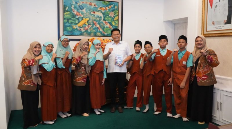 Bawa Buku “Suara dari Masa Depan”, Alumni MI NU KH Mukmin Titip Harapan ke Bupati Subandi