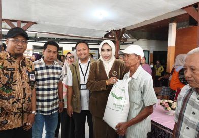 Wakil Bupati Mimik Idayana dan Ketua TP PKK Sriatun Subandi Salurkan Bantuan Pangan kepada 2.052 Warga Sidoarjo