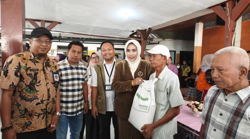 Wakil Bupati Mimik Idayana dan Ketua TP PKK Sriatun Subandi Salurkan Bantuan Pangan kepada 2.052 Warga Sidoarjo