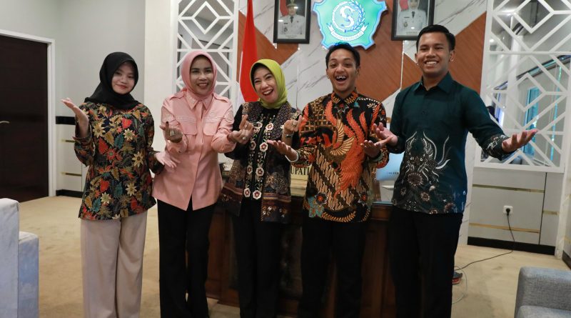 Wabup Mimik Apresiasi Tiga Pelajar Sidoarjo Usung Gerakan Tukar Sampah Jadi Bibit