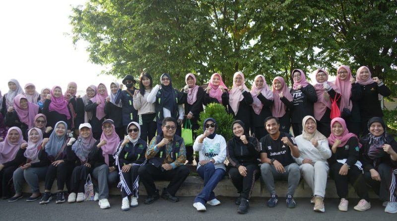 Wabup Mimik Idayana Tanam Pohon Pucuk Merah bersama ASN Sidoarjo
