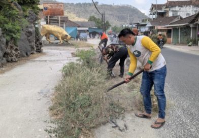 Dinas PUPR Tulungagung Lakukakan Pemeliharaan Rutin Perapian Bahu Jalan Ruas Bahu Jalan