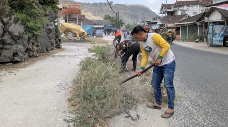 Dinas PUPR Tulungagung Lakukakan Pemeliharaan Rutin Perapian Bahu Jalan Ruas Bahu Jalan