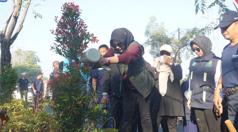 Wabup Mimik Idayana Pimpin Penanaman 644 Pucuk Merah, Ajak Warga dan PKL Jaga Kebersihan Lingkungan