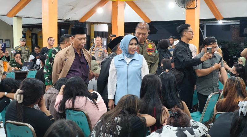 Wabup Sidoarjo Mimik Idayana Sidak PKL dan Tempat Karaoke di Kawasan Tol HK Jabon, Puluhan LC Didata dan Jalani Pemeriksaan Kesehatan HIV/AIDS