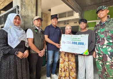 Bupati Sidoarjo Serahkan Alat Bantu Kesehatan dan Sidak Rumah Tidak Layak Huni di Tulangan-Wonoayu Bupati Sidoarjo Serahkan Alat Bantu Kesehatan dan Sidak Rumah Tidak Layak Huni di Tulangan-Wonoayu