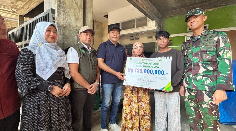 Bupati Sidoarjo Serahkan Alat Bantu Kesehatan dan Sidak Rumah Tidak Layak Huni di Tulangan-Wonoayu Bupati Sidoarjo Serahkan Alat Bantu Kesehatan dan Sidak Rumah Tidak Layak Huni di Tulangan-Wonoayu