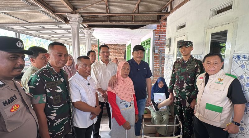 Bupati Sidoarjo Serahkan Alat Bantu Kesehatan dan Sidak Rumah Tidak Layak Huni di Tulangan-Wonoayu Bupati Sidoarjo Serahkan Alat Bantu Kesehatan dan Sidak Rumah Tidak Layak Huni di Tulangan-Wonoayu