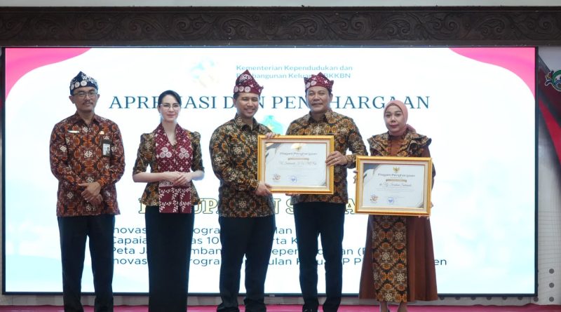 Bupati dan Ketua TP-PKK Terima Penghargaan Dari Menteri Kependudukan dan Pembangunan Keluarga RI