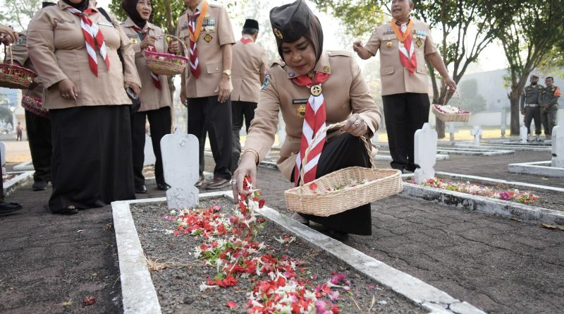 Wabup Mimik Pimpin Ziarah Makam Pahlawan, Teguhkan Semangat Pengabdian di Hari Pramuka ke-65