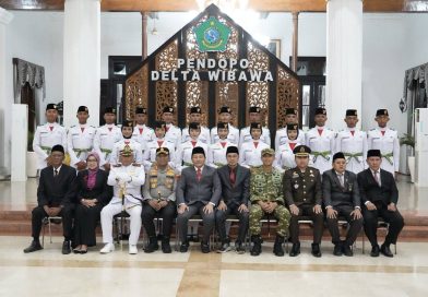 Kukuhkan 77 Anggota Paskibraka Sidoarjo, Bupati Subandi : Jadilah Penerus yang Menjaga Kehormatan Bangsa