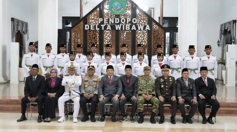 Kukuhkan 77 Anggota Paskibraka Sidoarjo, Bupati Subandi : Jadilah Penerus yang Menjaga Kehormatan Bangsa