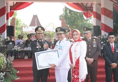 HUT Ke-81 RI di Sidoarjo, Bupati Subandi Serahkan Remisi dan Apresiasi Inovasi Pelayanan Polresta
