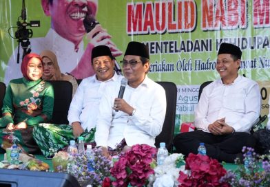 Hadiri Pengajian Maulid Bersama KH Anwar Zahid, Bupati Subandi: Mari Doakan Sidoarjo Makin Maju, Sejahtera, dan Berkah