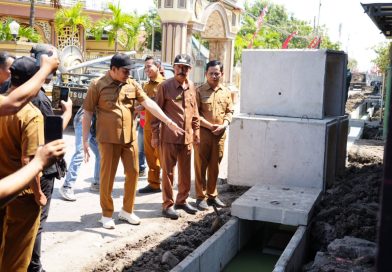 Sidak Betonisasi Jalan Tambak Cemandi, Bupati Subandi Tekankan Pentingnya Percepatan sekaligus Kualitas Hasil Pembangunan