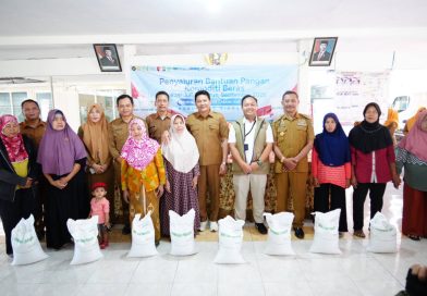 Salurkan Bantuan Pangan Alokasi Juli-September di Sedati, Bupati Subandi Pastikan Kualitas Beras dan Ketepatan Sasaran