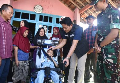 Bupati Subandi Berikan Bantuan Kursi Roda untuk Anak Difabel, Orang Tuanya Senang
