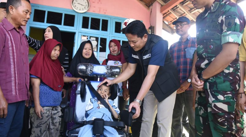 Bupati Subandi Berikan Bantuan Kursi Roda untuk Anak Difabel, Orang Tuanya Senang
