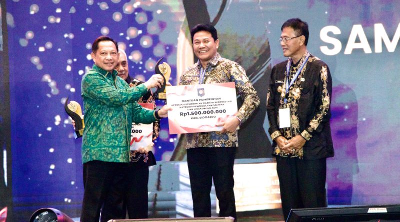 Bupati Subandi Terima Penghargaan dari Mendagri atas Keberhasilan Pemkab Sidoarjo dalam Pengelolaan Sampah dan Lingkungan Asri