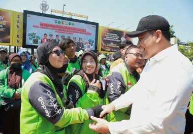 Pemkab Sidoarjo Bagikan 1.000 Paket Beras Untuk Pengemudi Ojol Bentuk Kepedulian Sekaligus Solidaritas Memperingati Setahun Wafatnya Affan Kurniawan